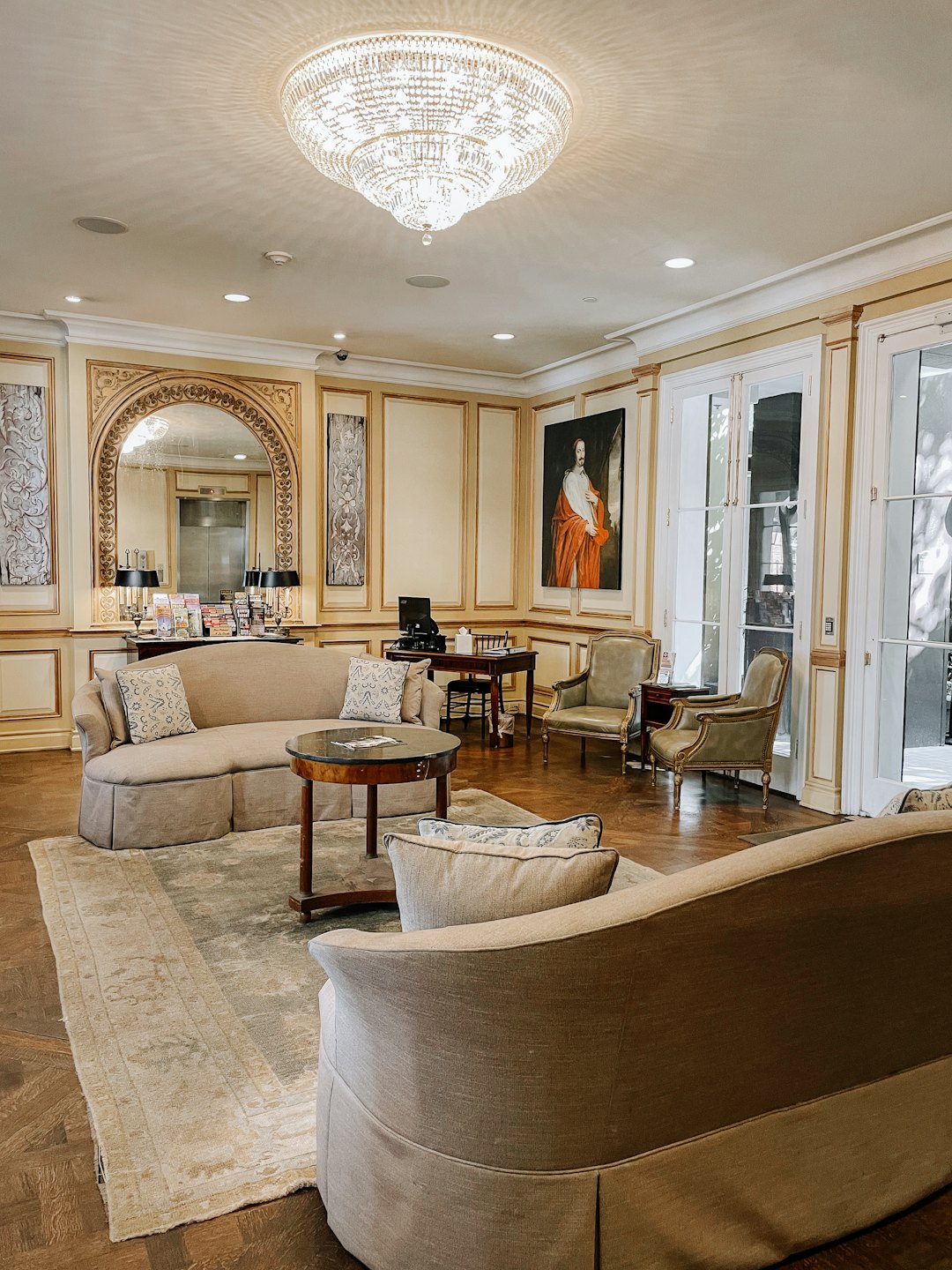Elegante hall d'albergo con sedute lussuose e lampadario decorato.
